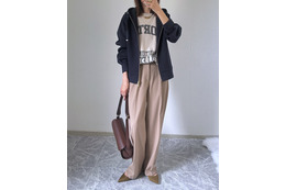 大人のパーカースタイル。上品見えのコツは、ハリ感のあるダンボール素材【40代の毎日コーデ】