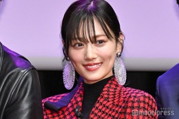 山下美月、膝上ミニコーデでパリ満喫「スタイル抜群」「大人っぽい」の声