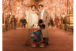 King ＆ Prince×ミッキー、イルミネーション背景に笑顔 ホリデーシーズンアートビジュアル解禁
