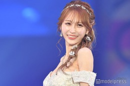 美女社長YouTuber浦西ひかる、ミニスカから美脚披露「上海の街に映えてる」「脚線美」の声 画像