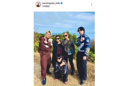 佐野勇斗、祖父母＆弟2人と“イイじゃん”ポーズでパシャリ！家族SHOTに反響「微笑ましい」「ほっこり」