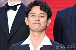「ザ・ロイヤルファミリー」妻夫木聡ら、山王家“新たな仲間”とのオフショットに「カップルだったなんて」「結婚式みたい」反響続々 画像