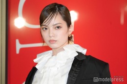 平手友梨奈、金髪“タトゥー”の激変ビジュにファン二度見「びっくり」「美しすぎる」