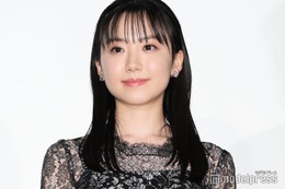 芦田愛菜、シースルードレスで登場 体当たりで演じた作品振り返る【果てしなきスカーレット】