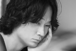 「街を一緒に散歩してくれればいい」綾野剛演じる愛をこじらせた作家の日常『星と月は天の穴』