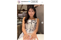 “美しすぎる気象予報士”穂川果音、夜景バックのオフショルワンピ姿「大人の色気」「萌え袖も可愛い」の声