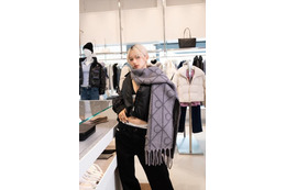 山本舞香、ほっそりお腹チラリのオールブラックコーデを披露！夫とのホリデーの過ごし方も明かす