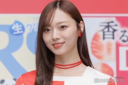 乃木坂46梅澤美波、ミニワンピからスラリ美脚「色白で細長い」「ラインが綺麗」と反響 画像