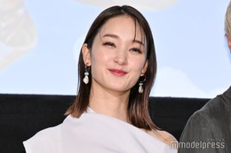 剛力彩芽、大胆スリットから色白美脚スラリ「スタイル抜群」「綺麗すぎる」と反響