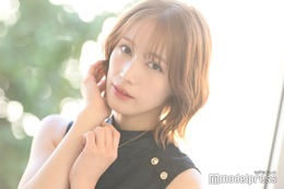 中村ゆりか、膝上ニットワンピから美脚見せ「思わず二度見」「色白でスタイル抜群」の声