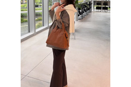 【ユニクロ】カシミヤタッチニットで魅せる！旬のブラウンを効かせた洗練肩掛けテク【40代の毎日コーデ】