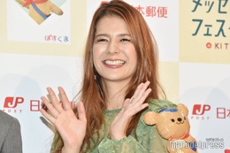 スザンヌ、美脚際立つショーパンコーデの銀杏並木ショット披露「綺麗な黄色に映えてる」「理想のスタイル」の声 画像