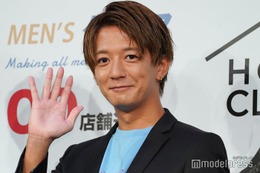 大倉士門、イケメン弟とともに祖母の米寿お祝い 密着3ショットに「兄弟そっくり」「みんな笑顔が素敵」の声 画像