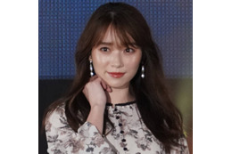 櫻坂46守屋麗奈、ほっそり美脚チラリのミニスカSHOTに反響「スタイル抜群」「可愛すぎる」