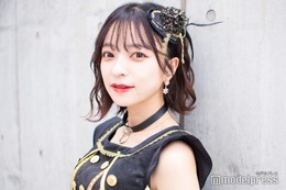 ヘラヘラ三銃士さおりん、美デコルテ際立つベアトップ姿に反響「肌が綺麗すぎる」「レアな髪型可愛い」