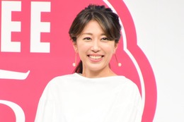 里田まい、ミニ丈から美脚スラリ「綺麗」「見たことないドレス」の声 画像