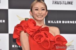 倖田來未“超ミニ”＆ブーツで大人のストリートコーデ「鍛えられた綺麗な脚」「最強に可愛い」の声 画像