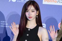 aespaカリナ、赤ニット×ミニボトム姿で美脚スラリ「クリスマスの天使」「圧倒的美」と反響