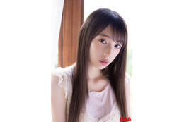 乃木坂46矢田萌華、真っ白ニットワンピ姿で“人生初”クリスマスツリー飾り付け「ボム」初表紙【独占カットあり】 画像