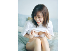 櫻坂46松田里奈、1st写真集ランジェリーカット解禁 部屋でくつろぐ1枚【まつりの時間】 画像