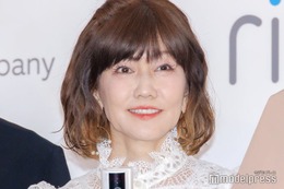 松本伊代、ミニスカAKB48衣装を堂々着こなし「スタイル抜群」「一生現役アイドルですごい」と反響 画像
