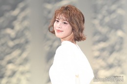 美人インフルエンサー「ママとペアルックみたいに」母親との2ショット公開「双子に見える」「親子でスタイル抜群」と反響