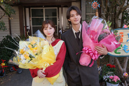 「ESCAPE」W主演・桜田ひより＆佐野勇斗がクランクアップ “衣装が意味すること”最終回で明らかに【コメント】 画像