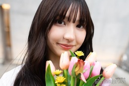 仮面高校生の妹で話題・すなずりかりん、美脚際立つ冬コーデでクリスマスマーケットへ「映えてる」「スタイル良い」と反響