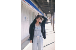 鳴海唯、飾らず自然体の姿見せる 季刊ZINE企画「Magic hour」スタート【コメント】