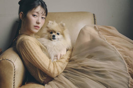 浜辺美波、愛犬たちとのモードなカットを披露！「わんこと巡る1年」コンセプトのカレンダー発売決定