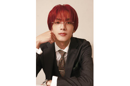 なにわ男子・高橋恭平、スーツ姿で美麗な表情 “会社の同僚”テーマにグラビア＆30の質問にも回答 画像