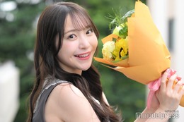 かとゆり、カットアウトパンツから太ももチラ見せ「ワンポイントお洒落」「脚に目がいく」と反響