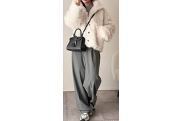 羽織るだけで旬の着こなしが完成。シャギーファーアウターを大人っぽく着こなすコツとは【40代の毎日コーデ】