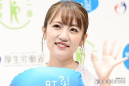 高橋みなみ、OGで集結AKB48ライブで肩出しミニスカチェック衣装姿「現役時代と変わらない」「抜群スタイル」の声 画像