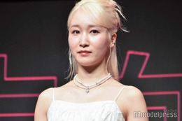 シンガーソングライター乃紫（のあ）、ミニスカ×ハイソックスで美脚全開「脚長すぎ」「スタイル反則級」と騒然 画像