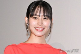 南沙良、ミニボトムの美脚ショットに熱視線「後ろ姿からもオーラ出てる」「着こなしが素敵」 画像