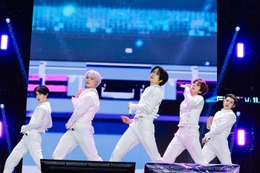 “K-POP史上初”国立競技場で開催「MUSIC BANK」TXT・スキズら25組が豪華ステージ Snow Manのゲスト出演も 画像