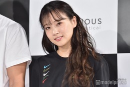 重盛さと美、ドンキでのミニスカショットが話題「親近感」「脚長くてびっくり」 画像