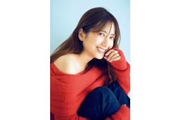 元日テレアナの笹崎里菜、赤ニットから肩がチラリ！ピラティスで鍛えた美ボディを披露