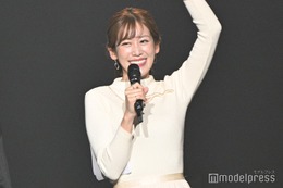 元NHK中川安奈アナ、人生初のミニスカサンタコス姿に絶賛相次ぐ「最高にキュート」「スタイル良すぎ」