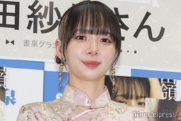 岡田紗佳、ミニスカ姿で美脚披露「ドキッとした」「オフショットも絵になる」の声 画像