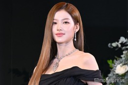 TWICEサナ、透け感タンクトップ姿に視線集中「大人の色気」「着こなし完璧」 画像