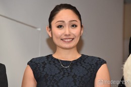 安藤美姫、胸元開放ドレスで大人の色気放つ「目を奪われた」「攻めてる」と熱視線 画像