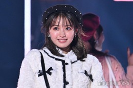 香音、プリーツミニ×ロングブーツ姿にファン絶賛「等身すごい」「異次元のスタイル」 画像