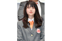 “可愛すぎる新喜劇女優”小寺真理、美脚際立つミニスカ×ハイソ姿にファン悶絶「脚のラインが綺麗」「上目遣いで彼女感満載」