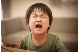 おもちゃを壊されて泣く７歳の孫　すると、祖父が照明を消して…⇒「不器用ながらも一生懸命」 画像