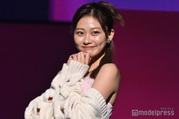 水戸由菜（みとゆな）ミニスカ制服＆メイド服…ドラマ「修仲」オフショットに反響「似合ってる」「可愛すぎ」 画像