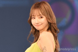 ぴょな“超ミニ丈”で美太もも全開「一瞬穿いていないのかと」「スタイル良すぎ」の声 画像