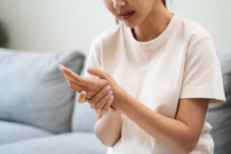 「指が痛い…」45歳で更年期に。夫からは「忍耐が足りない」と言われてしまったけれど、病院に行っても解決しない不調にどう向き合えばいいの