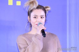 Chara、娘・SUMIRE＆息子・佐藤緋美とのクリスマス家族ショット公開「貴重な1枚」「絵になる」の声